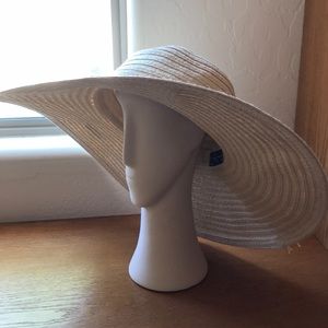 Wide brim straw hat